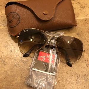 Rayban Aviator Sunglasses. Brown gradient lense.